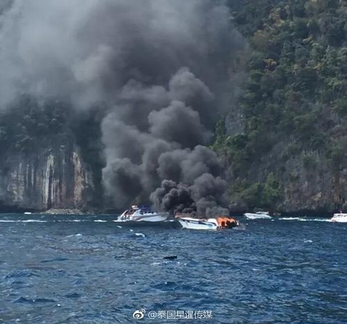 皮皮岛快艇起火爆炸,多名中国游客受伤。(图:泰国星暹日报官方微博) 皮皮岛快艇起火爆炸,多名中国游客受伤。(图:泰国星暹日报官方微博)