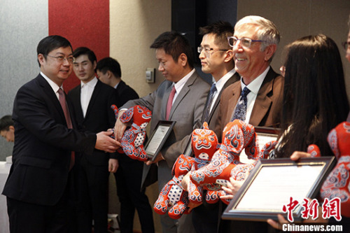 图为中国驻多伦多代总领事庄耀东(左一)向获得表彰的多所院校代表颁奖。 中新社记者 余瑞冬 摄