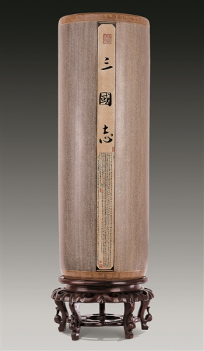 王芝文历时7年完成的代表作陶瓷箭筒《三国志》。 王芝文历时7年完成的代表作陶瓷箭筒《三国志》。