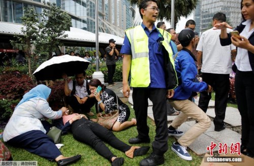 当地时间1月15日,印尼证券交易所大楼发生部分垮塌事故,目前伤亡情况尚不明确。路透社援引目击者消息称,约有十余名伤者被用担架抬出。 当地时间1月15日,印尼证券交易所大楼发生部分垮塌事故,目前伤亡情况尚不明确。路透社援引目击者消息称,约有十余名伤者被用担架抬出。