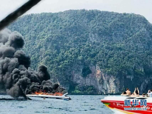 这张拍摄于1月14日的手机照片显示的是泰国南部甲米府皮皮岛附近发生的快艇起火爆炸事故现场。中国驻泰国宋卡总领事馆14日说，一艘载有27名中国游客的快艇当天在泰国南部甲米府皮皮岛海域起火爆炸，导致船上5名中国游客受重伤。 新华社发 图片来源：新华网