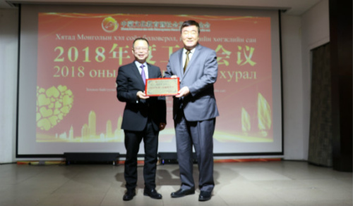 邢海明大使为积极从事公益活动的企业、个人颁发奖状。