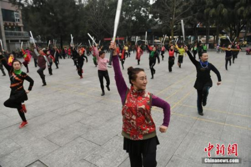 1月12日,重庆沙坪公园里不少老人拿着棒球棍跳起广场舞。陈超 摄 1月12日,重庆沙坪公园里不少老人拿着棒球棍跳起广场舞。陈超 摄