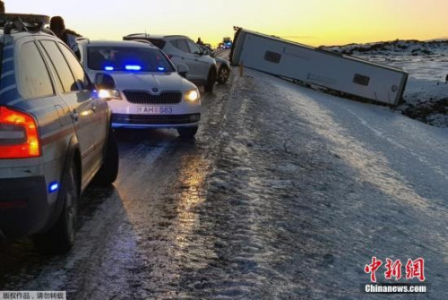 据中国驻冰岛大使馆网站消息，12月27日上午11时左右，一辆载有40余名中国公民的旅游大巴在冰岛南部维克镇附近(距首都约250公里)发生倾翻事故。据冰方通报，已知有1名中国公民死亡，多名中国公民不同程度受伤，其中10余名伤势较重者已被送往位于冰岛首都雷克雅未克的冰岛国家医院进行救治，冰岛警方正在调查事故原因。