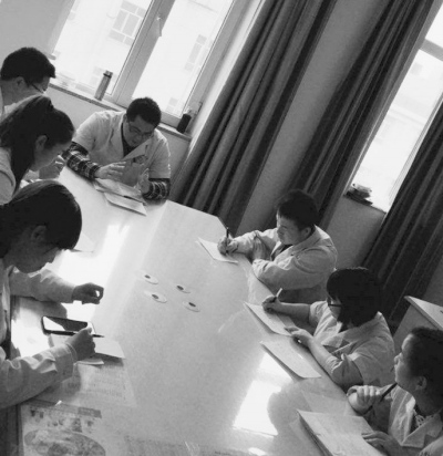 曾仁宏(后中)给新疆奇台县中医院针灸科的医生传授业务知识。(图片资料) 曾仁宏(后中)给新疆奇台县中医院针灸科的医生传授业务知识。(图片资料)