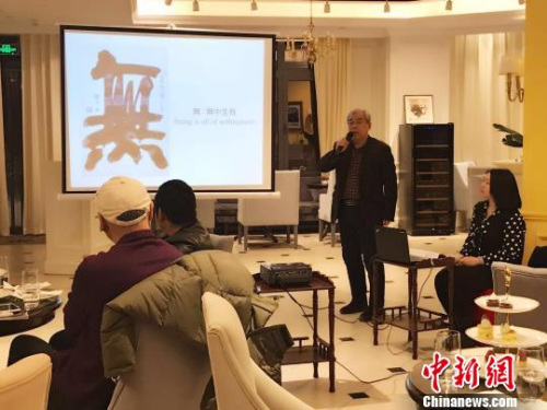 中国书法家协会理事、河南省书法协会驻会副主席云平讲解赵翼舟书法作品《无—无中生有》。 冉文娟 摄 中国书法家协会理事、河南省书法协会驻会副主席云平讲解赵翼舟书法作品《无—无中生有》。 冉文娟 摄
