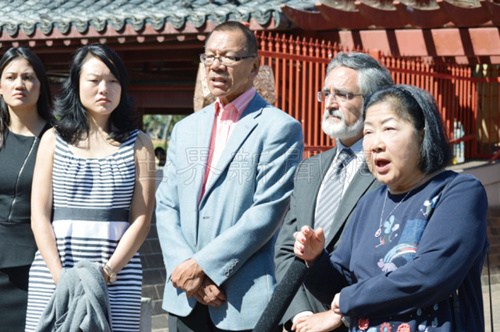 白兰(右一)生前经常在花园角举办活动，重建花园角的构思就是来自白兰。(本报档案照片：美国《世界日报》/李秀兰 摄)