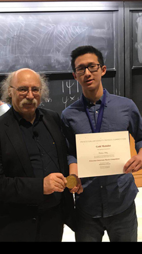 入围雷杰纳隆科学奖半决赛的王安(右)，早前获得普林斯顿大学物理竞赛金奖时，获该校教授、2016年诺贝尔物理学奖主F. Duncan Haldane颁奖。(王安母亲提供)