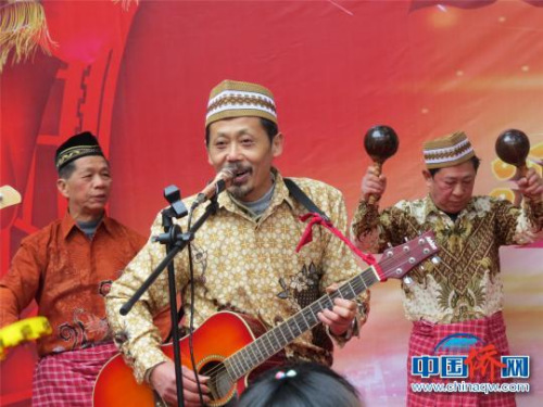柳城华侨农场的归侨用吉他演绎印尼歌曲《朋友》。　余柳慧 摄