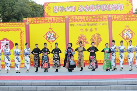 中华巾帼形象团和中国旗袍日本总会联手打造的旗袍盛宴,成为春节盛会一道靓丽的风景。 中华巾帼形象团和中国旗袍日本总会联手打造的旗袍盛宴,成为春节盛会一道靓丽的风景。