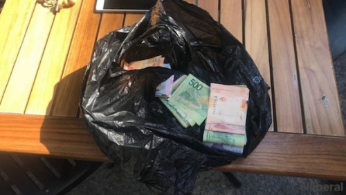 缴获的钱财物品。（阿根廷华人网援引当地媒体）