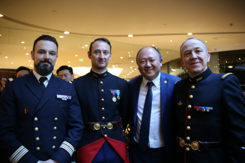 马克龙总统访华期间,赠送中国一匹共和国骑兵队的马匹,开展“骏马外交”。图为陈文雄与法国共和国骑兵队成员合影。(图片来源:欧洲时报记者张新 摄) 马克龙总统访华期间,赠送中国一匹共和国骑兵队的马匹,开展“骏马外交”。图为陈文雄与法国共和国骑兵队成员合影。(图片来源:欧洲时报记者张新 摄)