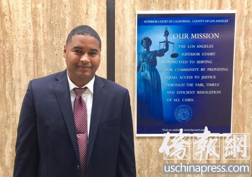 检察官麦肯尼17日在洛杉矶县高等法院刑事庭外接受采访。(侨报记者邱晨摄) 检察官麦肯尼17日在洛杉矶县高等法院刑事庭外接受采访。(侨报记者邱晨摄)