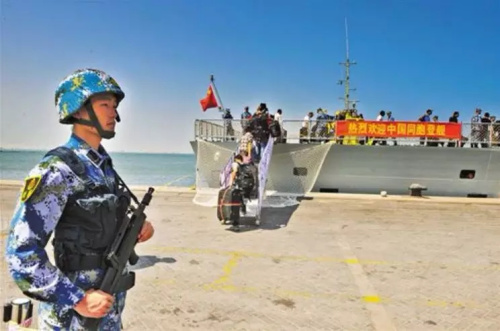 中国海军第十九批护航编队临沂舰抵达也门亚丁港执行撤离中国公民任务，临沂舰舰员进行安全警戒。 新华社 发