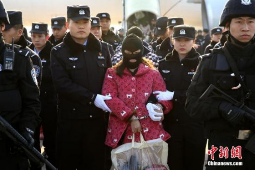 资料图,陕西省公安机关专案组与老挝警方联合行动,成功捣毁两处犯罪窝点,抓获犯罪嫌疑人63名。<a target='_blank' href='http://www.chinanews.com/'>中新社</a>记者 张远 摄 资料图,陕西省公安机关专案组与老挝警方联合行动,成功捣毁两处犯罪窝点,抓获犯罪嫌疑人63名。<a target='_blank' href='http://www.chinanews.com/'>中新社</a>记者 张远 摄