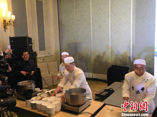 资料图：牛肉拉面师傅现场展示拉面制作工艺。　邢翀 摄