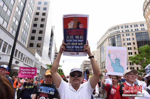 2017年5月1日下午，在美国首都华盛顿，示威人群在杜邦环岛举行集会后，一直行进到白宫北面的拉法耶特广场，抗议特朗普的移民政策等。 <a target='_blank' href='http://www.chinanews.com/'>中新社</a>记者 邓敏 摄