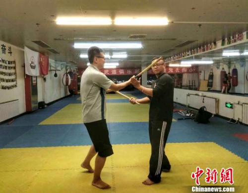 菲律宾国术协会中国分会会长李奥教授学员 陈溯 摄 菲律宾国术协会中国分会会长李奥教授学员 陈溯 摄