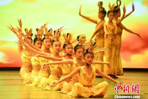 图为参赛选手表演舞蹈《千手观音》。 杨艳敏 摄 图为参赛选手表演舞蹈《千手观音》。 杨艳敏 摄