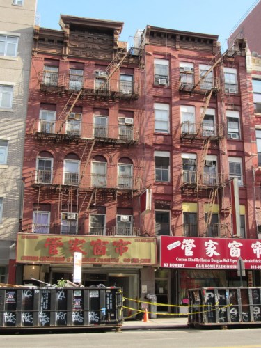 包厘街85号(左)因被检查有结构、安全问题,住户被迫撤离。 (美国《世界日报》) 包厘街85号(左)因被检查有结构、安全问题,住户被迫撤离。 (美国《世界日报》)