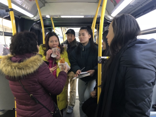 牛毓琳(右)为包厘街85号住户准备三明治,其办公室工作人员帮助租户登记。 (美国《世界日报》) 牛毓琳(右)为包厘街85号住户准备三明治,其办公室工作人员帮助租户登记。 (美国《世界日报》)