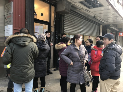 包厘街85号住户于当地时间19日,陆续回到家中拿生活用品。 (美国《世界日报》) 包厘街85号住户于当地时间19日,陆续回到家中拿生活用品。 (美国《世界日报》)