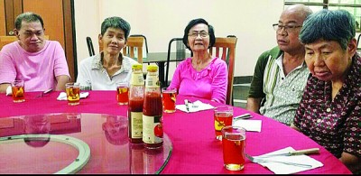 在恩典乐龄苑院长邱得意的安排下,王桂枝(中)早前在双亲节时与大家共享晚餐。(马来西亚《光华日报》) 在恩典乐龄苑院长邱得意的安排下,王桂枝(中)早前在双亲节时与大家共享晚餐。(马来西亚《光华日报》)
