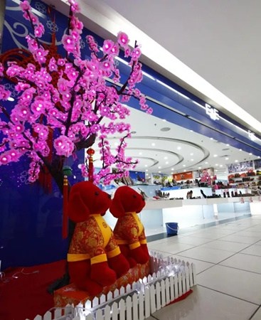 购物商场外放置一对换上金装的狗玩偶，欢迎戊戌农历新春来临。（马来西亚《星洲日报》）