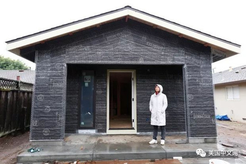 Limei Huang在自家后院加建的房子前 Limei Huang在自家后院加建的房子前