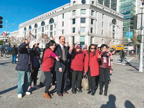 不少小区居民与吴女士(前排右一)在旧金山高等法院门外庆祝这场阶段性的判决“胜利”。(美国《世界日报》/黄少华 摄)。