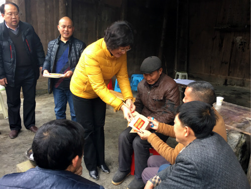 致公党中央副主席吕彩霞(左三)在酉阳县车田乡清明村慰问贫困家庭。(潘之源摄) 致公党中央副主席吕彩霞(左三)在酉阳县车田乡清明村慰问贫困家庭。(潘之源摄)