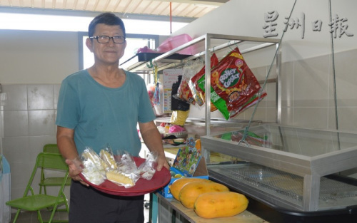 周胜成的水果档经营5个月经常零收入。（马来西亚《星洲日报》） 
