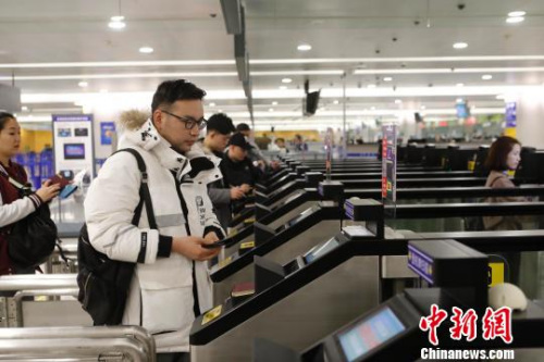 资料图:旅客在浦东机场T2航站楼出境大厅内扫登机牌、刷护照、按指纹拍照片,10多秒就能自助出境通关。 殷立勤 摄 资料图:旅客在浦东机场T2航站楼出境大厅内扫登机牌、刷护照、按指纹拍照片,10多秒就能自助出境通关。 殷立勤 摄