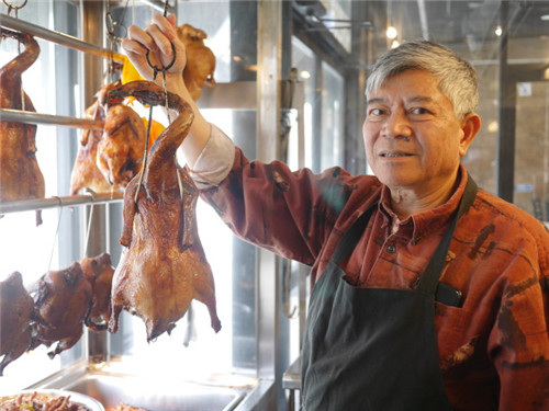 经营芝加哥新华烧腊超过30年，郑兆章坚持传统烤炉制作的北京烤鸭，虽然不在餐厅菜单上，却是顾客们的最爱。(美国《世界日报》/黄惠玲 摄)