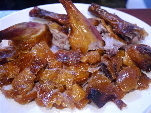 一鸭三吃的新华烤鸭，鸭皮油亮酥脆，每周至少卖出1000只。(美国《世界日报》/黄惠玲 摄)
