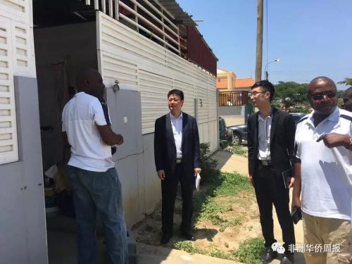 黎光明参赞参向知情人了解情况。(《南非华侨周报》微信公众号图片) 黎光明参赞参向知情人了解情况。(《南非华侨周报》微信公众号图片)