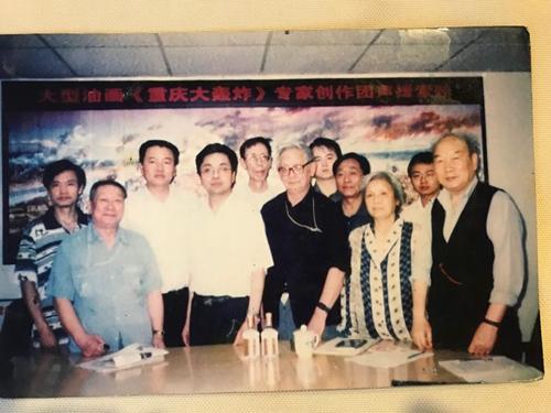 2004年童增与“重庆大轰炸”受害者和志愿者在一起。受访者供图 2004年童增与“重庆大轰炸”受害者和志愿者在一起。受访者供图