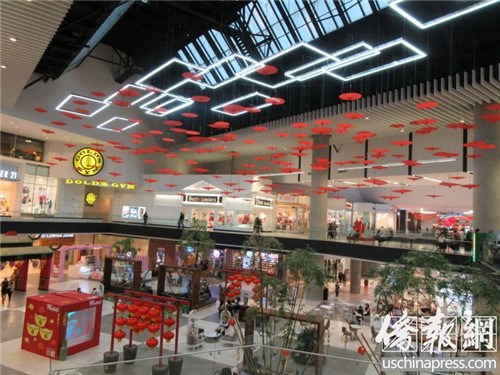 亚凯迪亚购物中心以农历新年文化元素为主题装饰整个商场。