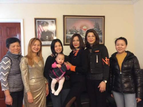 美亚裔妇女联合会人员探望刘文健父母、遗孀陈佩霞(左三)与女儿。(美国《世界日报》/黄伊奕 摄)
