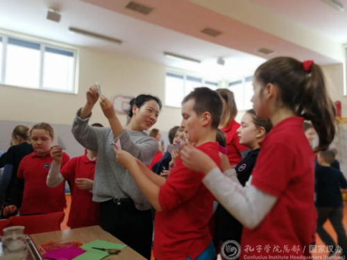 剪纸体验活动。 剪纸体验活动。