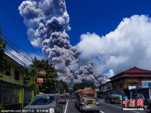 资料图：当地时间2018年1月22日，菲律宾马荣火山喷发，附近居民纷纷撤离。据悉，13日下午，马荣火山曾一度活跃起来，火山警报也从1级升为3级。在保持了一周后，马荣火山22日中午再度喷发出来大量浓烟，火山级别升为4级，最高级别是5级。