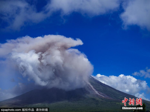 资料图：当地时间2018年1月22日，菲律宾马荣火山喷发，附近居民纷纷撤离。据悉，13日下午，马荣火山曾一度活跃起来，火山警报也从1级升为3级。在保持了一周后，马荣火山22日中午再度喷发出来大量浓烟，火山级别升为4级，最高级别是5级。