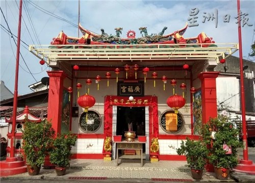 老街神庙响应年景布置号召，以红灯笼及红彩布置外观，红彤彤充满喜气。