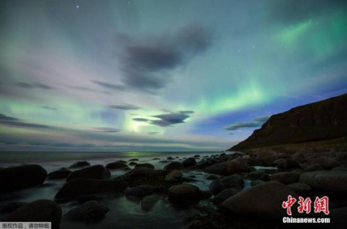 挪威罗弗敦群岛，北极光照亮Flakstad海滩上空。