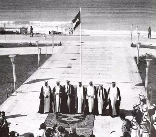 1971年12月2日 阿联酋正式建国。