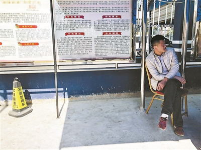 刘斌在派出所的遮阳棚下等待被绑架女友的消息。 刘斌在派出所的遮阳棚下等待被绑架女友的消息。