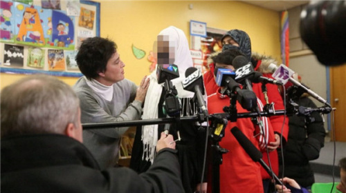多伦多教育局媒体关系经理莎丽(左)在新闻发布会上陪伴左右。
