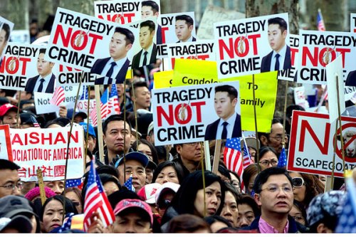 2016年，美国华人走上街头，声援梁彼得。