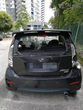 黄耀明的轿车后镜及车门镜都被敲破,大镜也被击裂。(马来西亚《星洲日报》) 黄耀明的轿车后镜及车门镜都被敲破,大镜也被击裂。(马来西亚《星洲日报》)