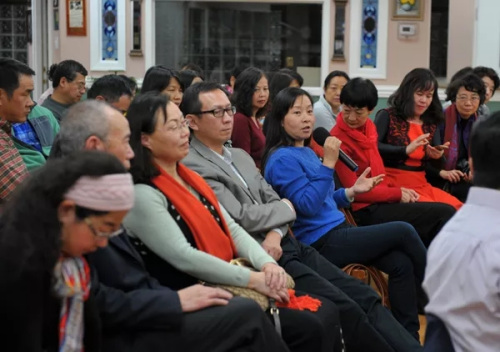 与会者畅所欲言。 与会者畅所欲言。